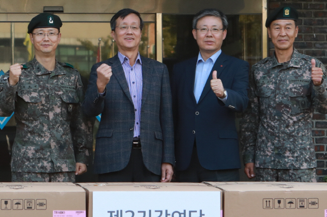 사진)LG이노텍_제2기갑여단위문품전달