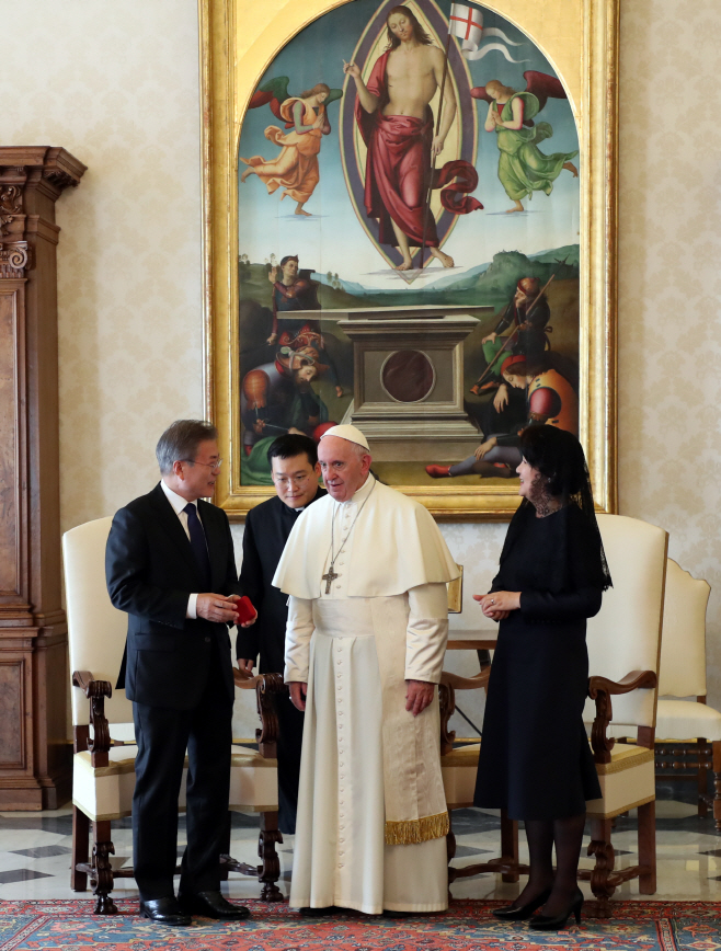 프란치스코 교황에게 묵주받은 문 대통령