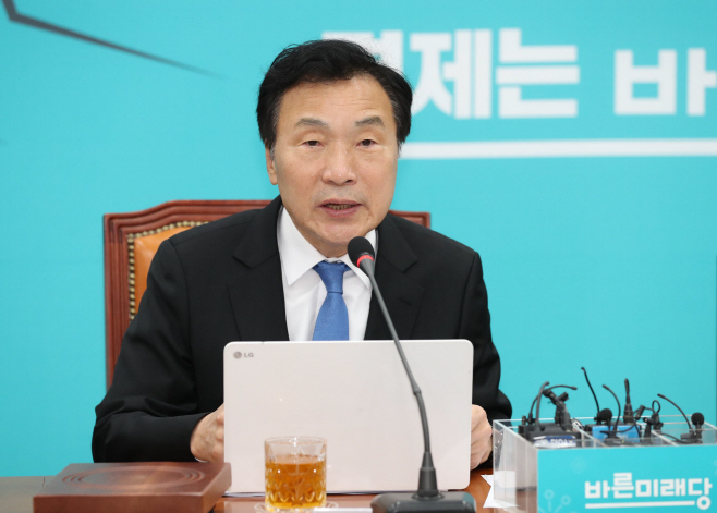 최고위원회의에서 발언하는 손학규 대표<YONHAP NO-1740>