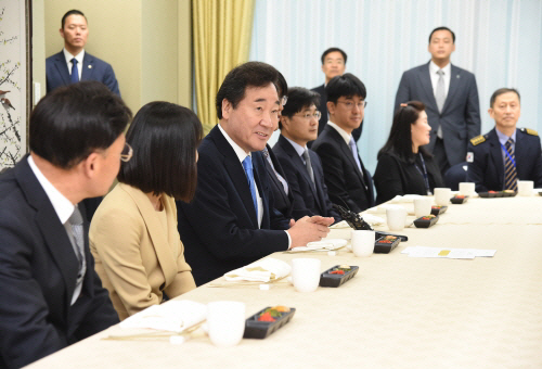 181026_이낙연_총리_메르스_관계자_오찬_간담회_세종청사_(7)