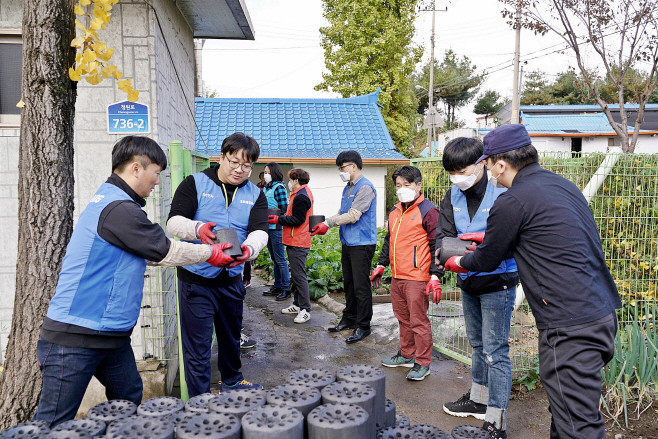 평택시청-삼성전자 연합 봉사팀, 따뜻한 마음 가득 담아 연탄
