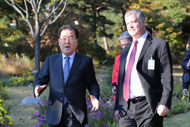 비건 미 대북 특별대표와 대화하는 정의용 실장