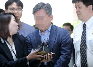 취재진 질문 받는 삼성전자서비스 최모 전무
