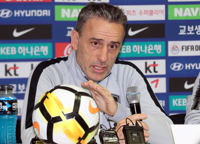 진지한 표정의 벤투 감독<YONHAP NO-3160>