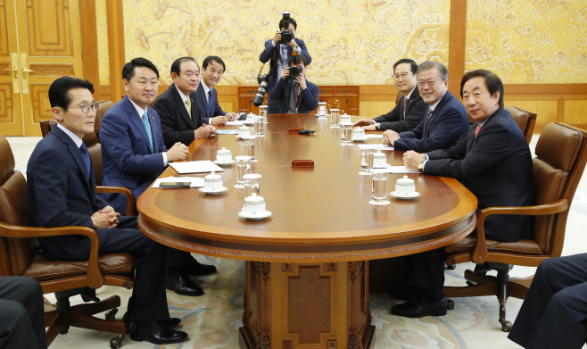 문 대통령, 여야 원내대표들과 환담