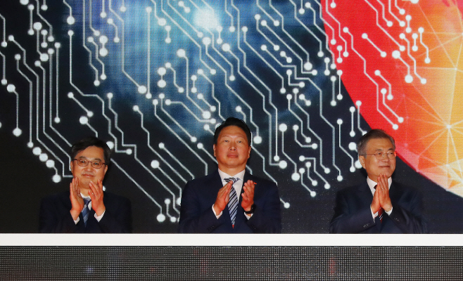 SK하이닉스 'M15' 가동 축하하는 문 대통령