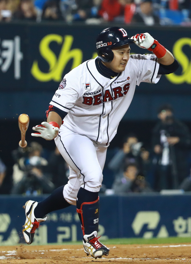 맹활약 최주환<YONHAP NO-5980>