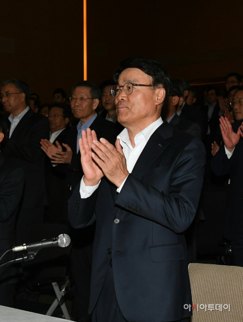 사진2) 최정우 회장이 행사장에서 박수치는 모습