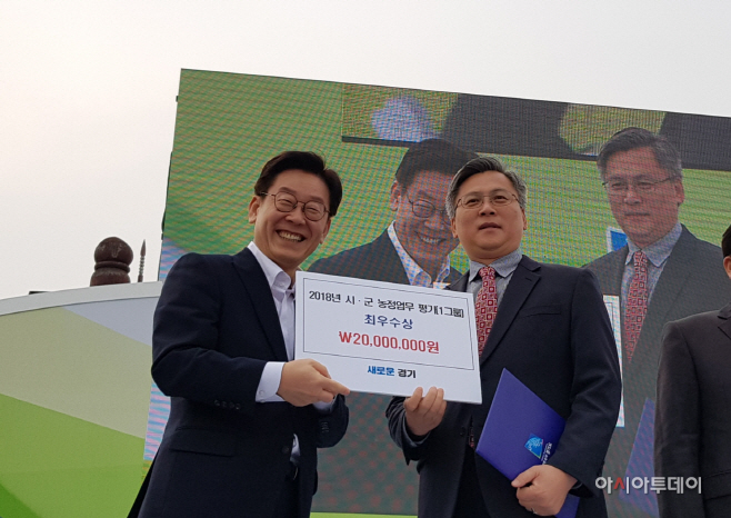 최우수기관 표창을 받는 강현도