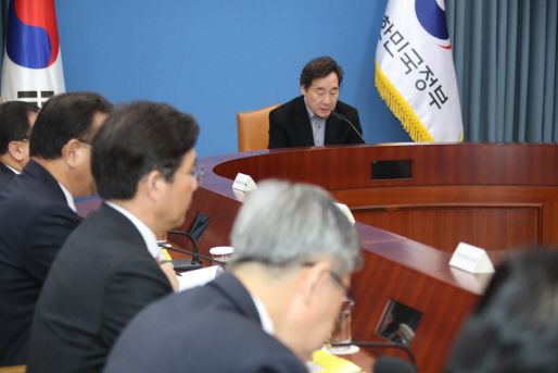 국정현안점검조정회의에서 발언하는 이낙연 총리