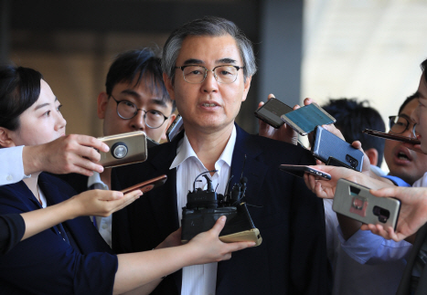 취재진 질문에 답하는 정재찬