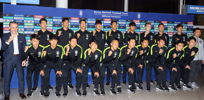 호주 원정 평가전 떠나는 축구대표팀<YONHAP NO-5668>