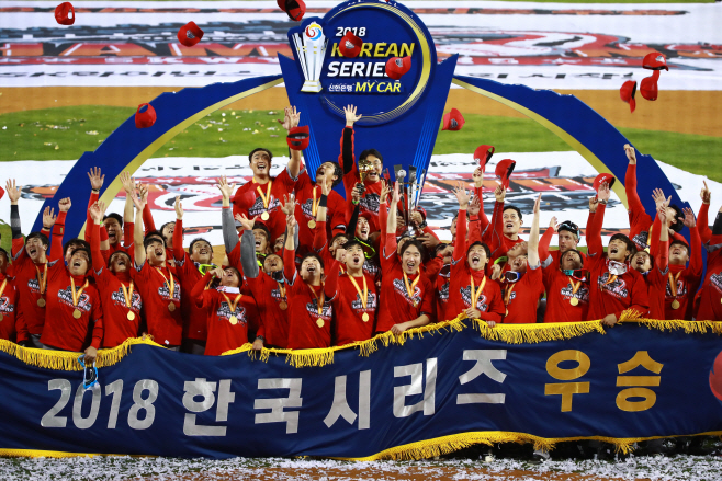 2018 한국시리즈 우승, 와이번스의 모자 세리머니