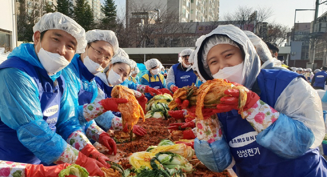 사진2_삼성전기 직원들이 김장 봉사활동을 하고 있다_V1