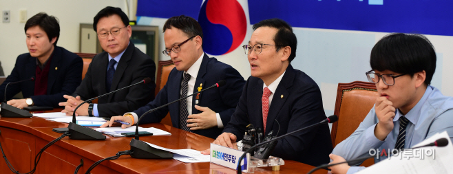 [포토] 홍영표, 선거연령 하향 법 통과 요청 지도부 간담회 참석