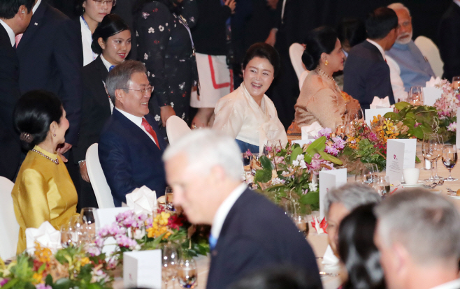 아세안 정상회의 갈라 만찬 참석한 문 대통령 내외