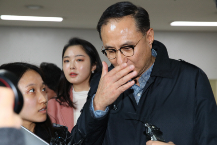 굳은 표정짓는 MB조카 이동형