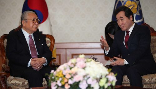 한일-일한협력위 일본 대표와 대화하는 이낙연 총리