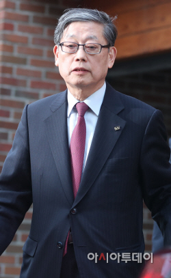 MB 자택 들어서는 측근들