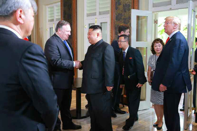 북한 신문, 김정은-폼페이오 악수 모습 보도