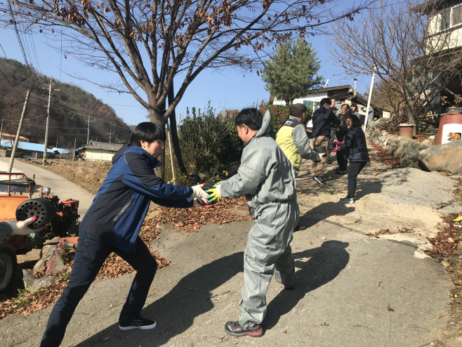 한국수력원자력(주) 청송양수발전소 사랑의 연탄 나눔봉사) (2)