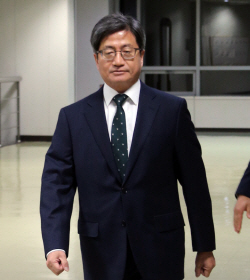만찬장으로 들어서는 김명수 대법관