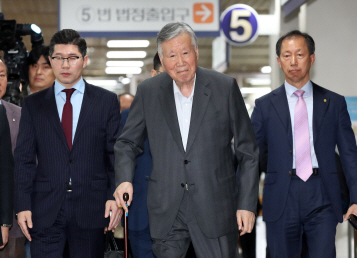 1심 선고공판 출석한 이중근 부영 회장