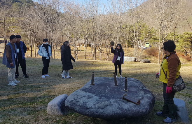 숲속탐험대 프로그램 참여 중인 성창여고 및 생명과학고 학생들