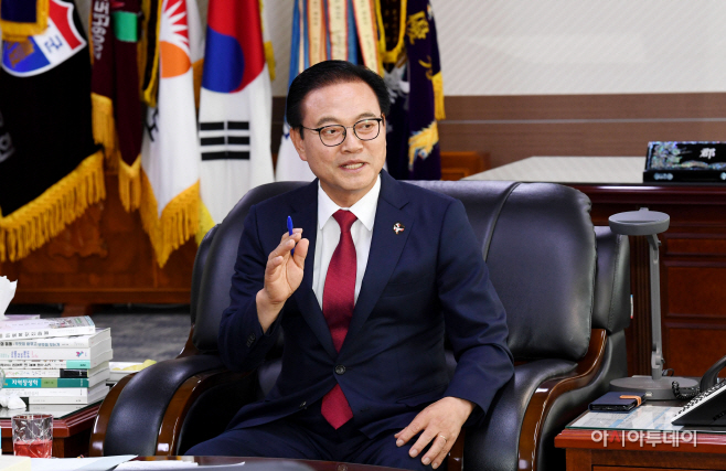 한정우 군수(집무실, 따오기배지)