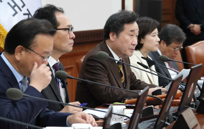 국무회의서 발언하는 이낙연 총리