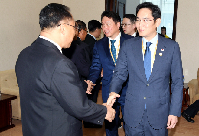 [평양정상회담] 리용남 내각 부총리 면담 참석하는 경제인 사절단