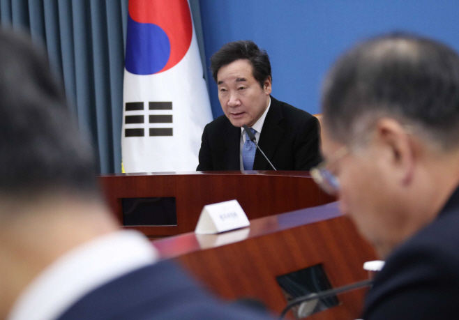 국정현안점검조정회의에서 발언하는 이낙연 총리