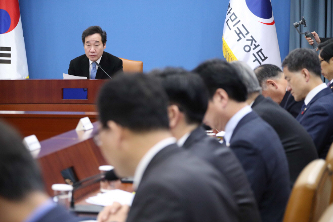 국정현안점검조정회의에서 발언하는 이낙연 총리