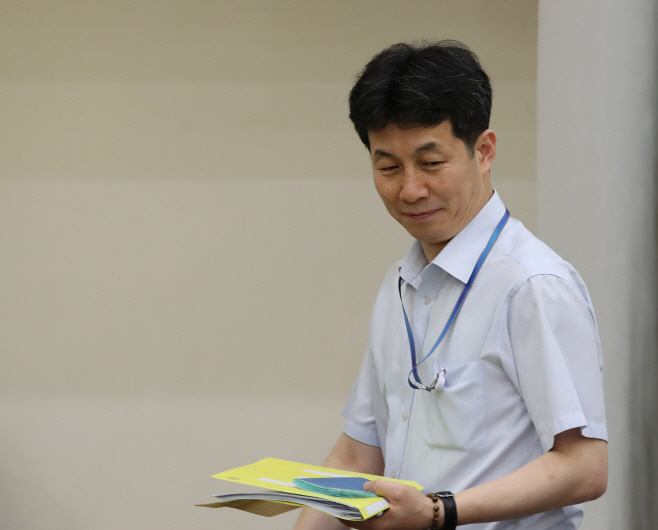 대통령 주재 회의 입장하는 윤건영 국정상황실장