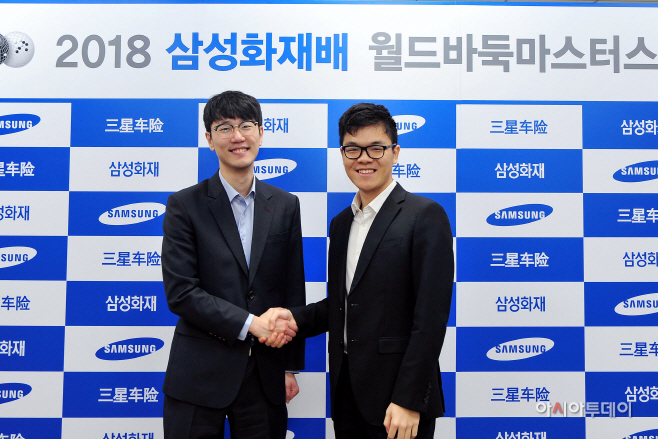 안국현 8단(왼쪽)-커제 9단