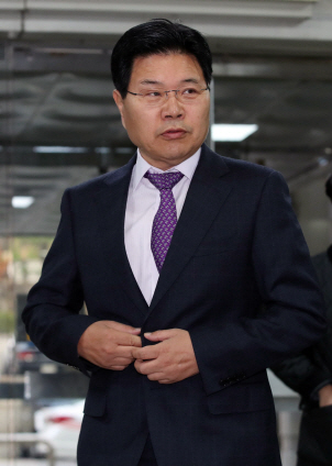 첫 재판 출석하는 홍문종 의원