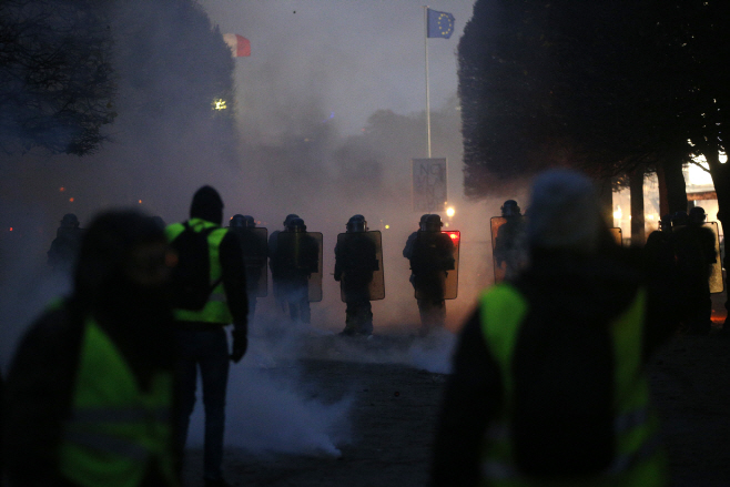 France Gas Price Protests <YONHAP NO-1075> (AP)