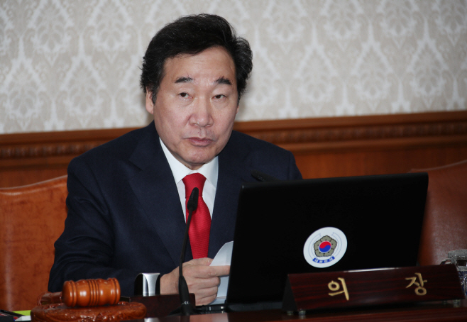 국무회의서 발언하는 이낙연 총리