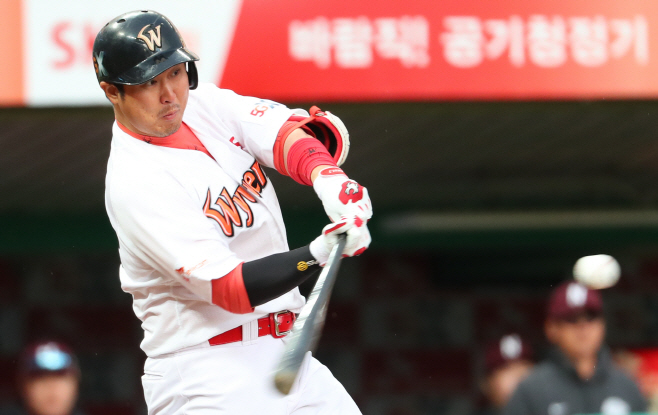 솔로 홈런 쳐내는 최정<YONHAP NO-4246>