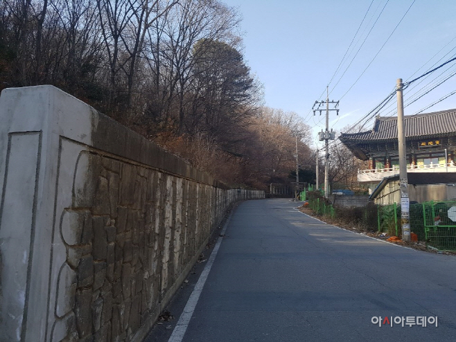 미륵사 앞 도로