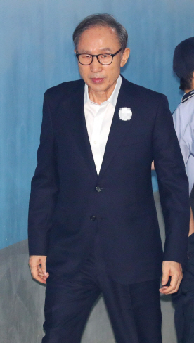 결심 공판 출석하는 이명박