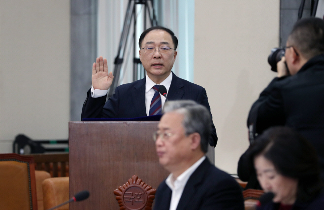 선서하는 홍남기 후보자