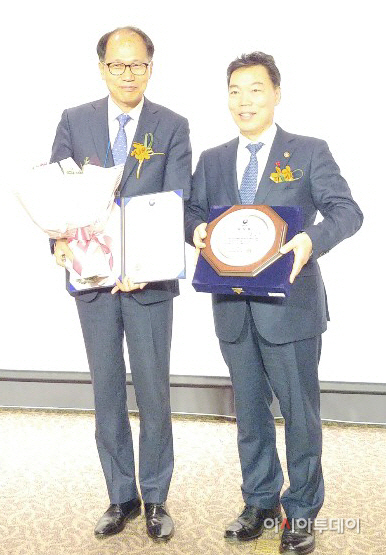 화성시 마을변호사 운영 수범에 따른 법무부장관상 시상 모습