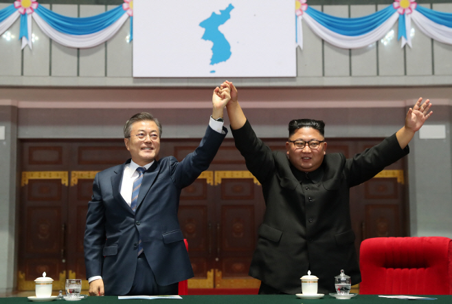 [평양정상회담] 평양 시민에게 인사하는 문재인-김정은