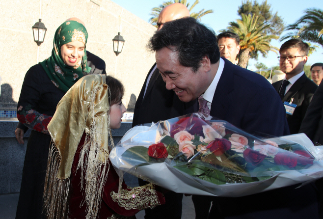 알제리 독립기념관서 꽃다발 받는 이낙연 총리
