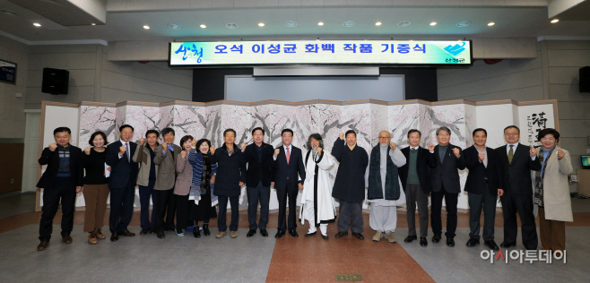 오석 이성균 화백 작품 기증 기념촬영