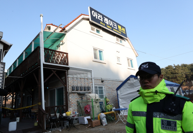 경찰 통제 이어지는 강릉 펜션<YONHAP NO-2510>
