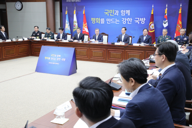 국방부 업무보고에서 발언하는 문 대통령<YONHAP NO-2057>