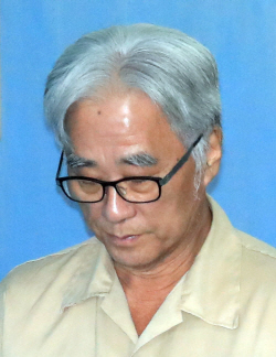 법정 향하는 이윤택... 1심 징역 6년