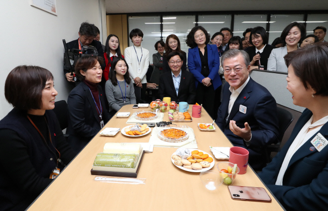 문 대통령, 여성가족부 직원들과 대화